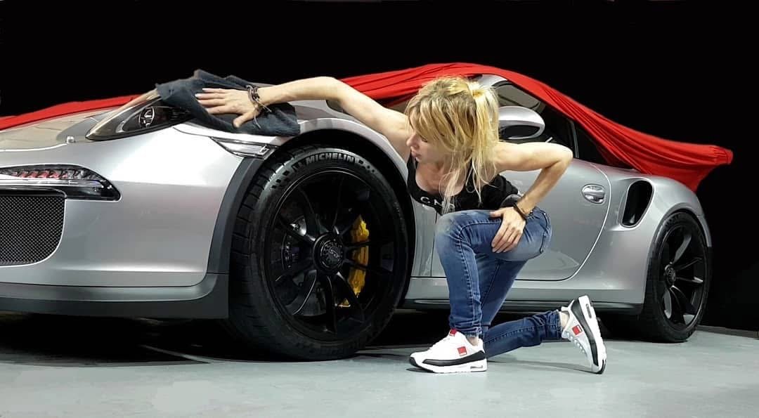 GNP Mitarbeiterin reinigt eine Porsche-Felge