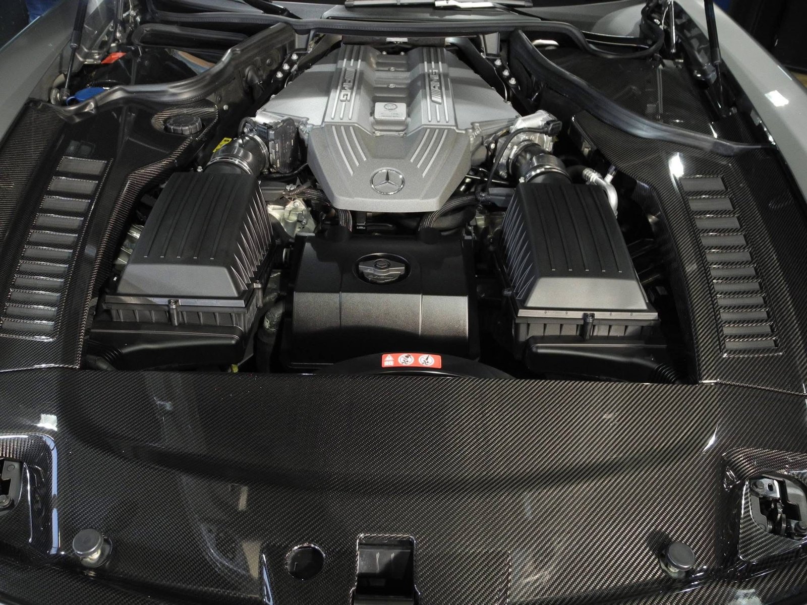 Aufbereiteter Motorraum mit Carbon-Details