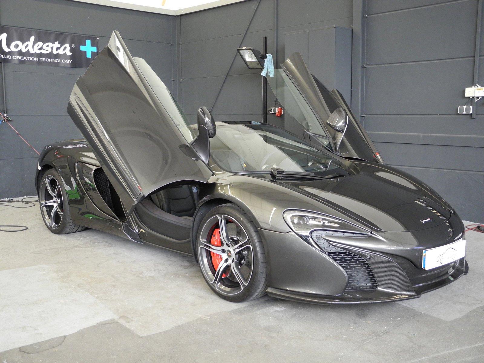 McLaren mit geöffneten Türen in der GNP-Werkstatt