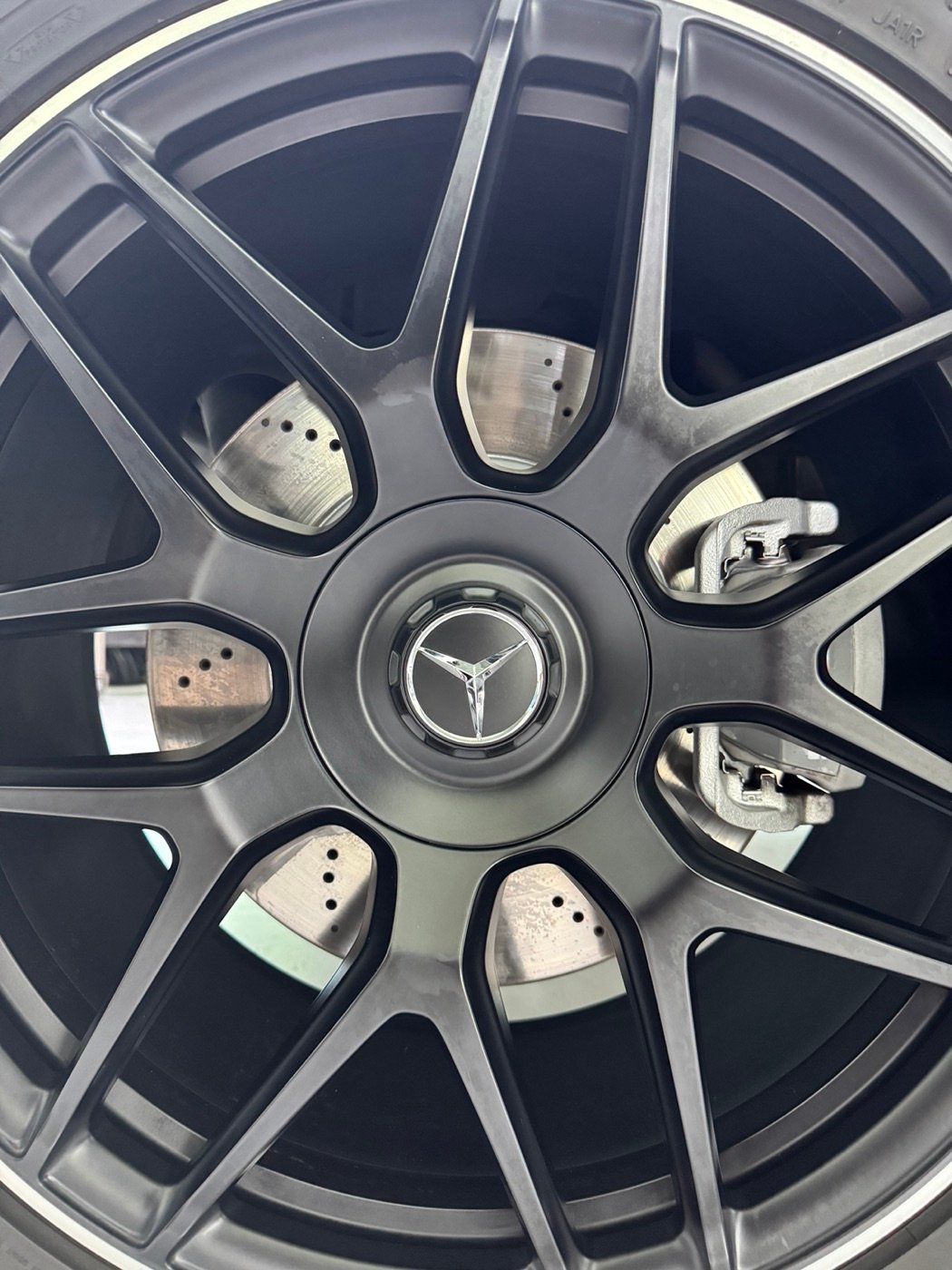 Dieselbe AMG Felge nach der Trockeneisreinigung, Metall und Bremse wie neu