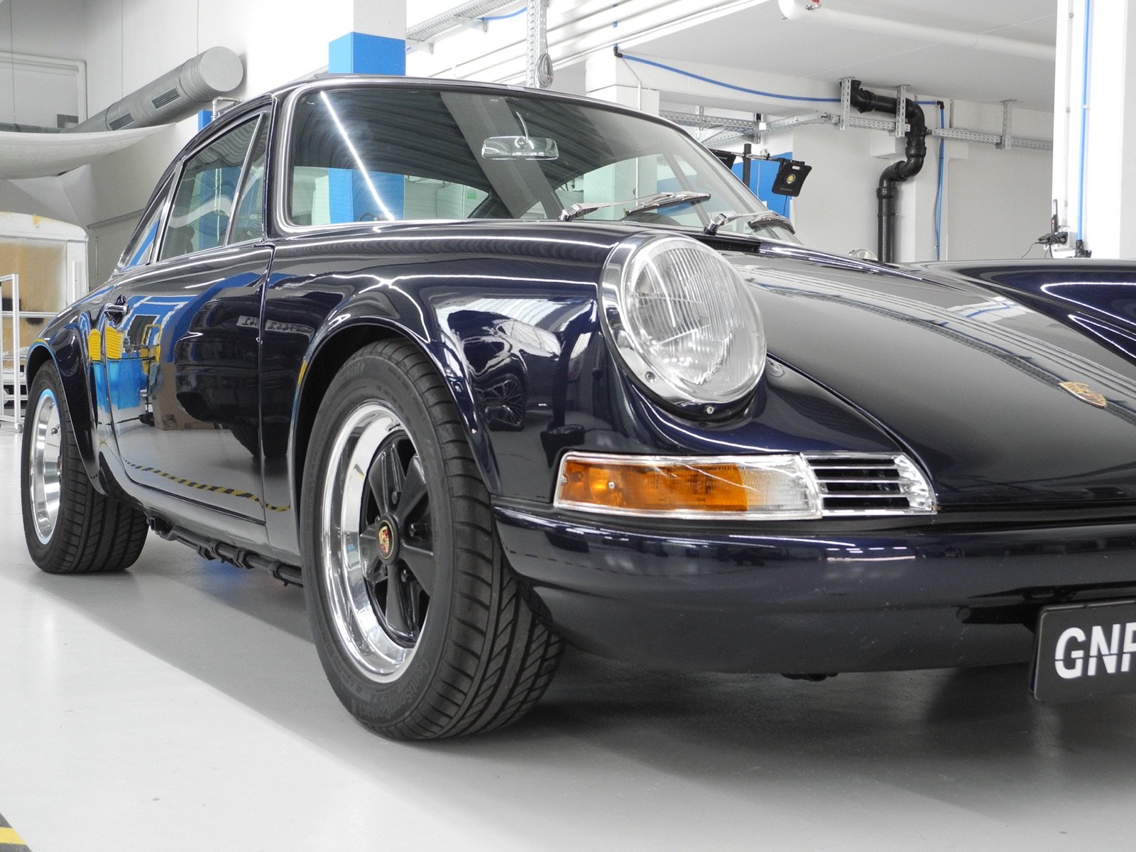 Porsche 911 Carrera 3.2 in Dunkelblau mit F-Modell-Optik