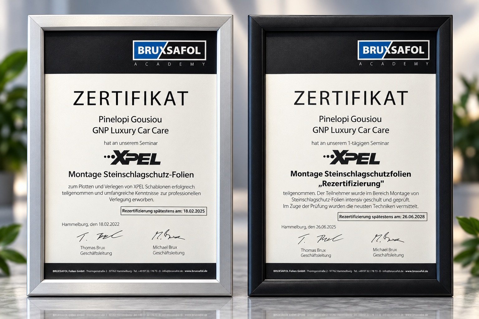 Zwei gerahmte Zertifikate der Bruxsafol Academy für die XPEL Montage von Steinschlagschutz-Folien, ausgestellt auf Pinelopi Gousiou, GNP Luxury Car Care